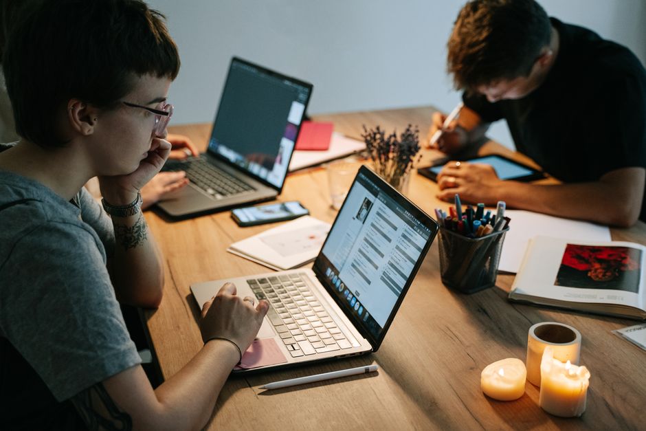 Dozentin zeigt Webdesign-Grundlagen und UI-Entwürfe